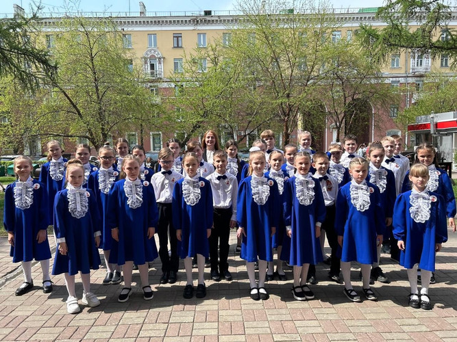 Хор старших и средних классов.