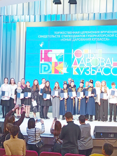 Начальник Управления культуры вручил благодарственные письма.