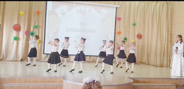 В МБОУ СОШ №54 прошел концерт «Мы школьниками стали»!