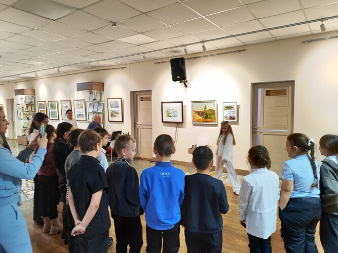 Прошла экскурсия по городской передвижной выставке «Пленер с мастером».