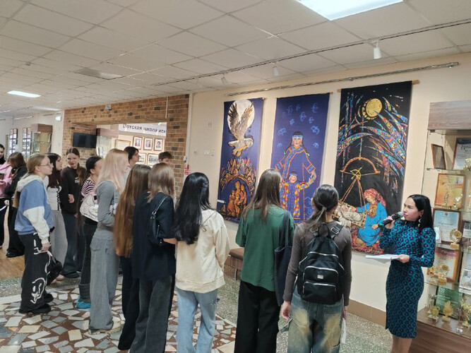 В выставочном зале ДШИ №46 продолжает работать выставка «Матери мира. Кочующие свитки», посвящённая году единства народов России.