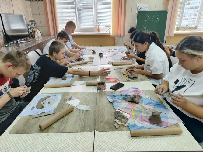 Теплая встреча в мастерской: ученики школы №30 попробовали себя в роли керамистов!