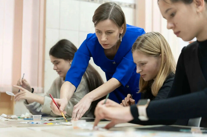 В детской школе искусств №46 по Пушкинской карте обучают азам кемеровской росписи на мастер-классах.